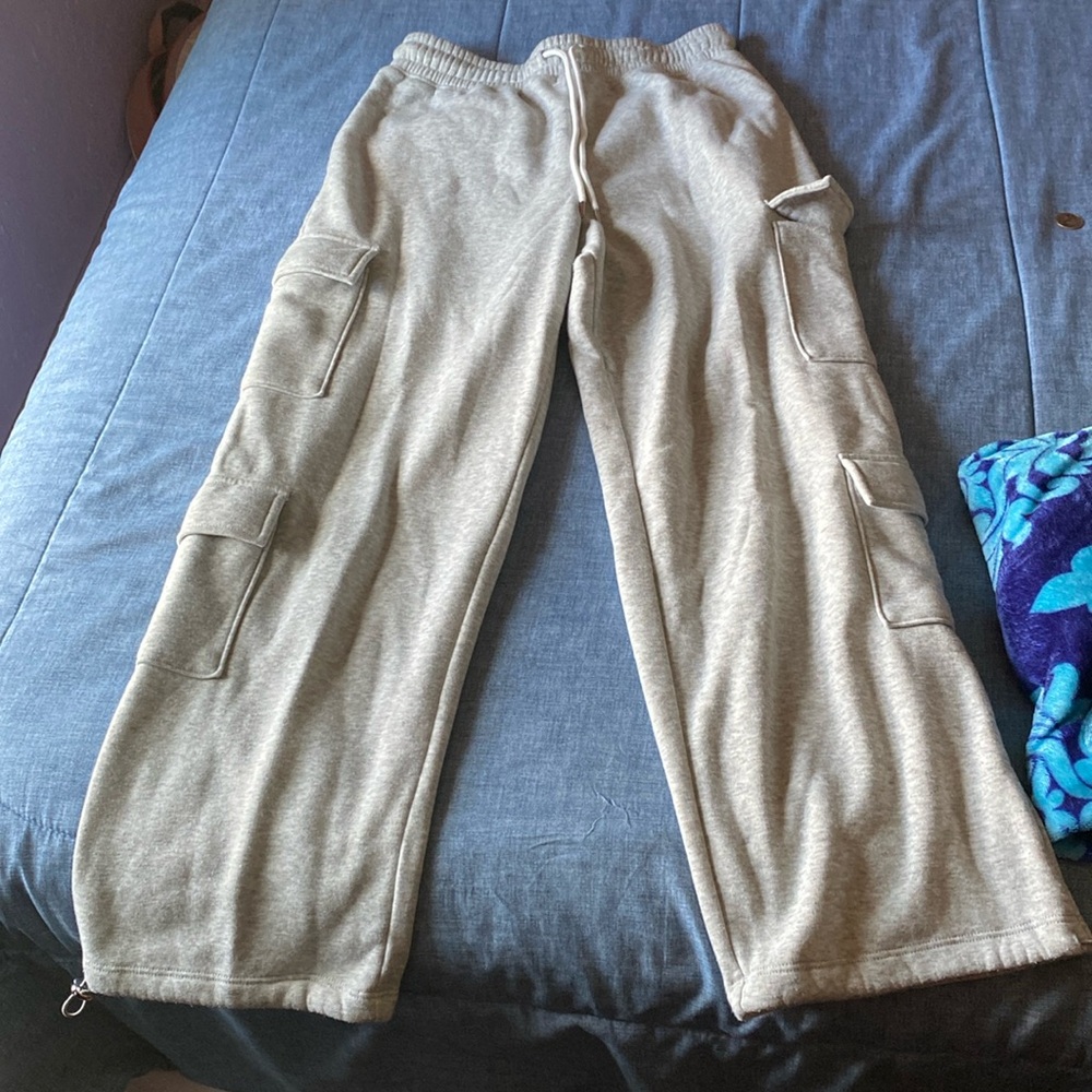 Helloooo i’m selling these light gray cargo joggers